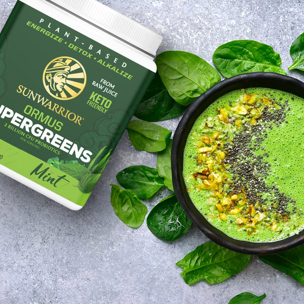 Sunwarrior Greens: textura cremosa al agitar con agua para beber rápido.