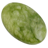 Piedra SUNYIK verde de palma ovalada, ideal para meditación y equilibrio emocional.