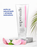 Supersmile Rosewater Mint, cepillo con espuma visible, aroma mentolado y floral.