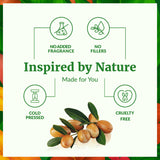 Aceite de Marula de SVA ORGANICS en cabello y cuero cabelludo para brillo ligero.