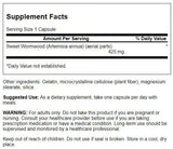 Swanson Sweet Wormwood: cápsulas en mano, 425 mg para uso diario.