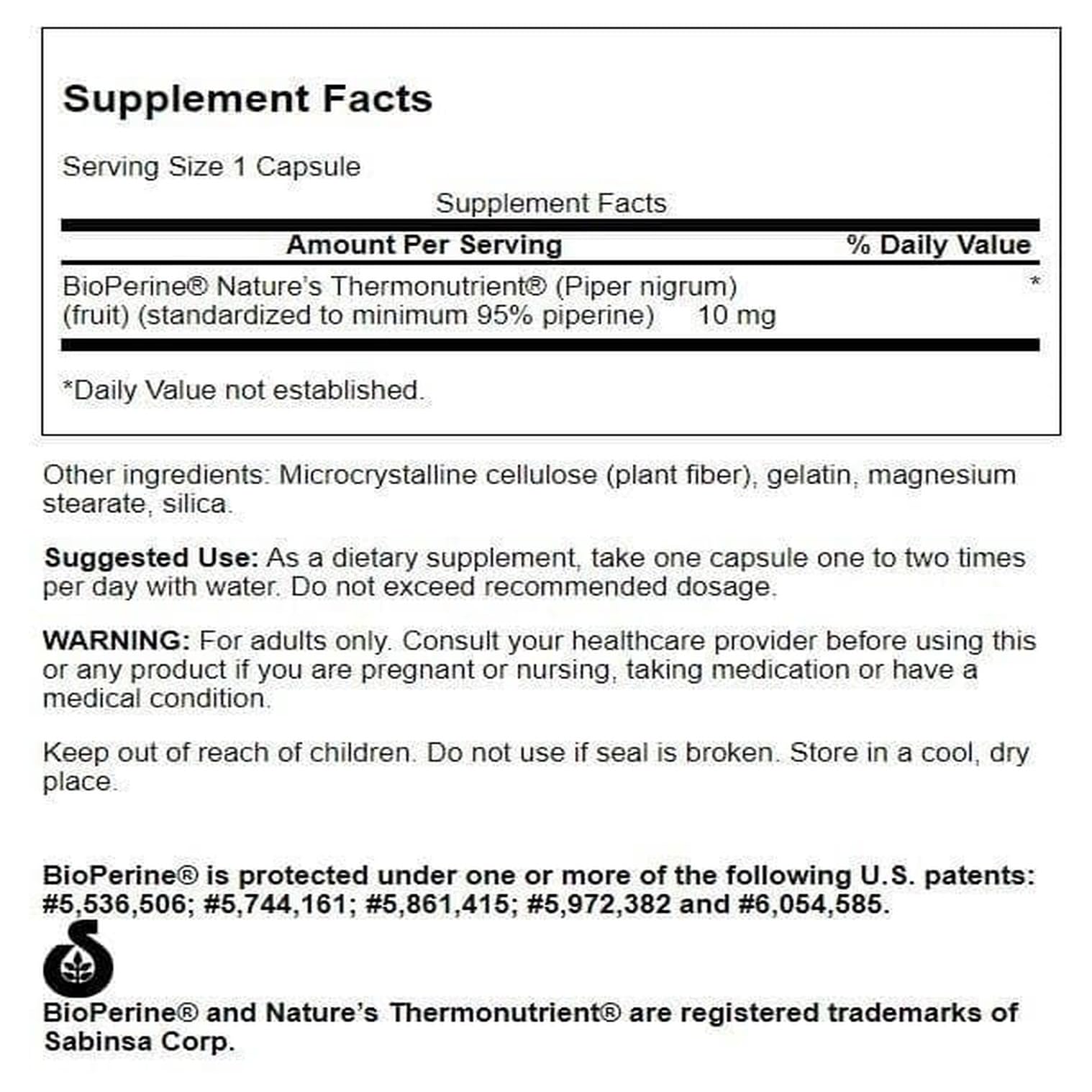 Swanson Bioperine 10 mg, cápsulas cercanas, uso cómodo con agua para potenciar la absorción.
