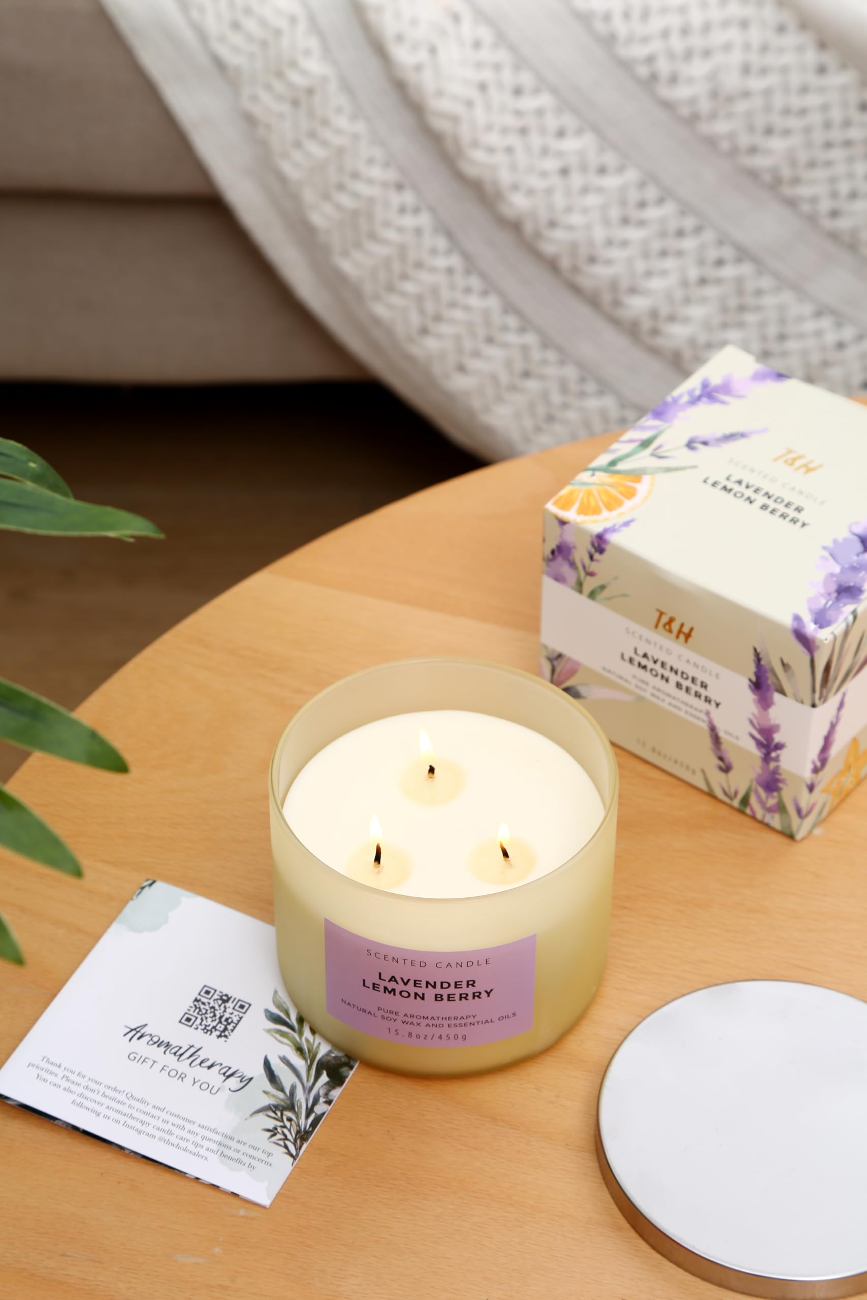 Ambiente relajante con vela T&H Lavanda-Limón, ideal para spa en casa.