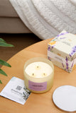 Ambiente relajante con vela T&H Lavanda-Limón, ideal para spa en casa.