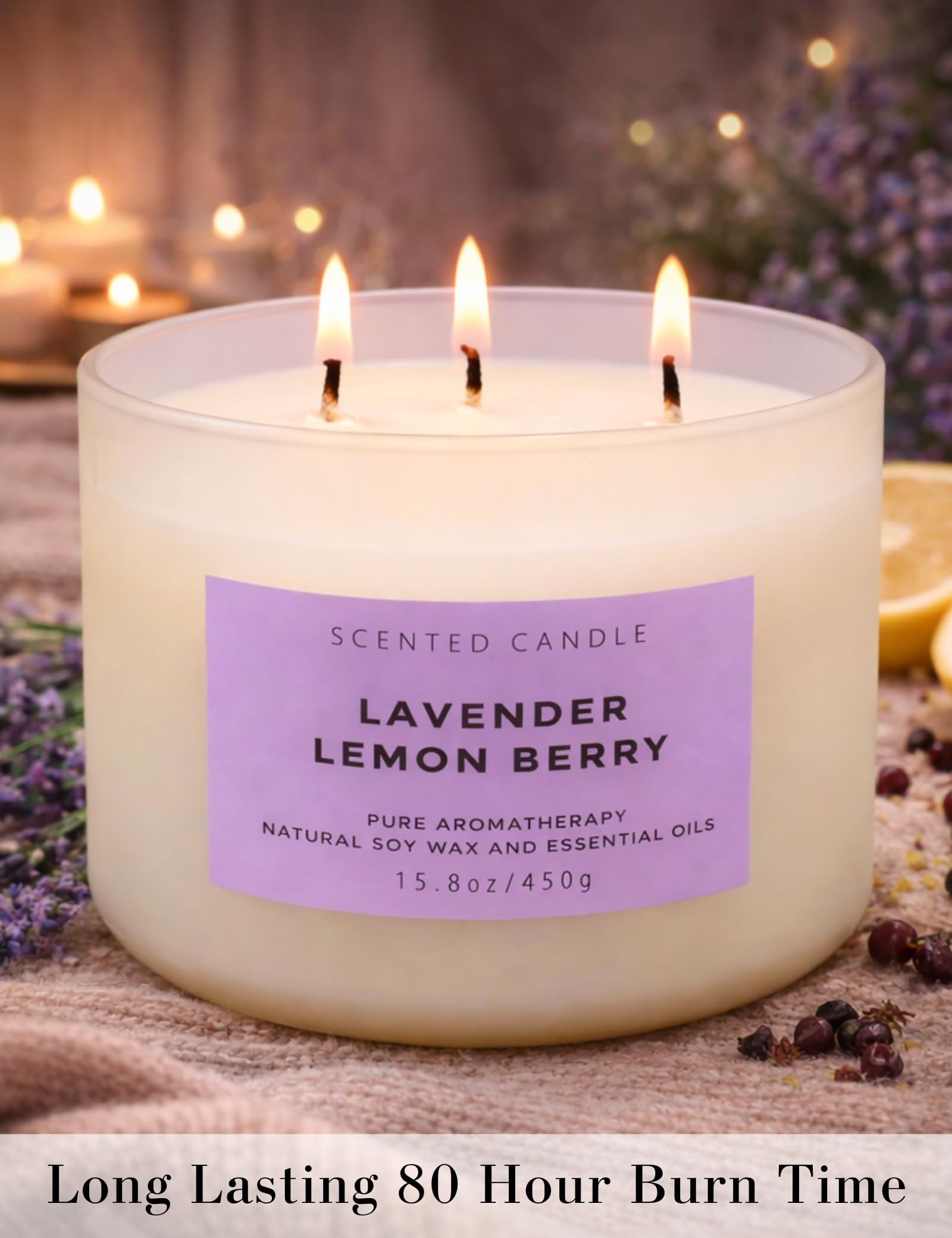 Vela T&H Lavanda-Limón encendida, crea ambiente relajante en dormitorio.