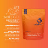 Tailwind Nutrition Endurance Fuel se vierte en una botella para hidratar durante la ruta.