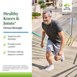Terry Naturally Healthy Knees, cápsulas en mano para consumo diario
