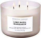 Vela T&H Lima Albahaca Mandarina con tres mechas para un aroma vigorizante.