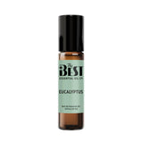 The Best Essential Oil Co roll-on eucalipto en la palma para revitalizar rápidamente.