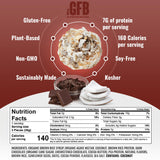 Primer plano de The GFB Bocaditos proteicos, chocolate oscuro y coco crujiente.
