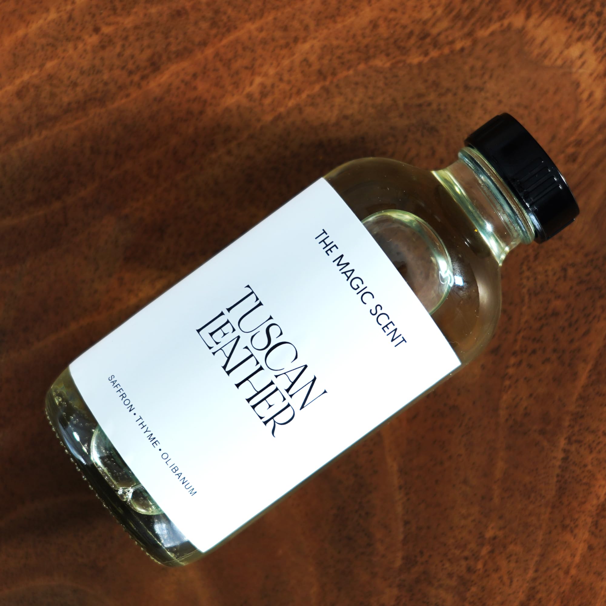 The Magic Scent Tuscan Leather, aroma envolvente, perfecto para cenas y reuniones.