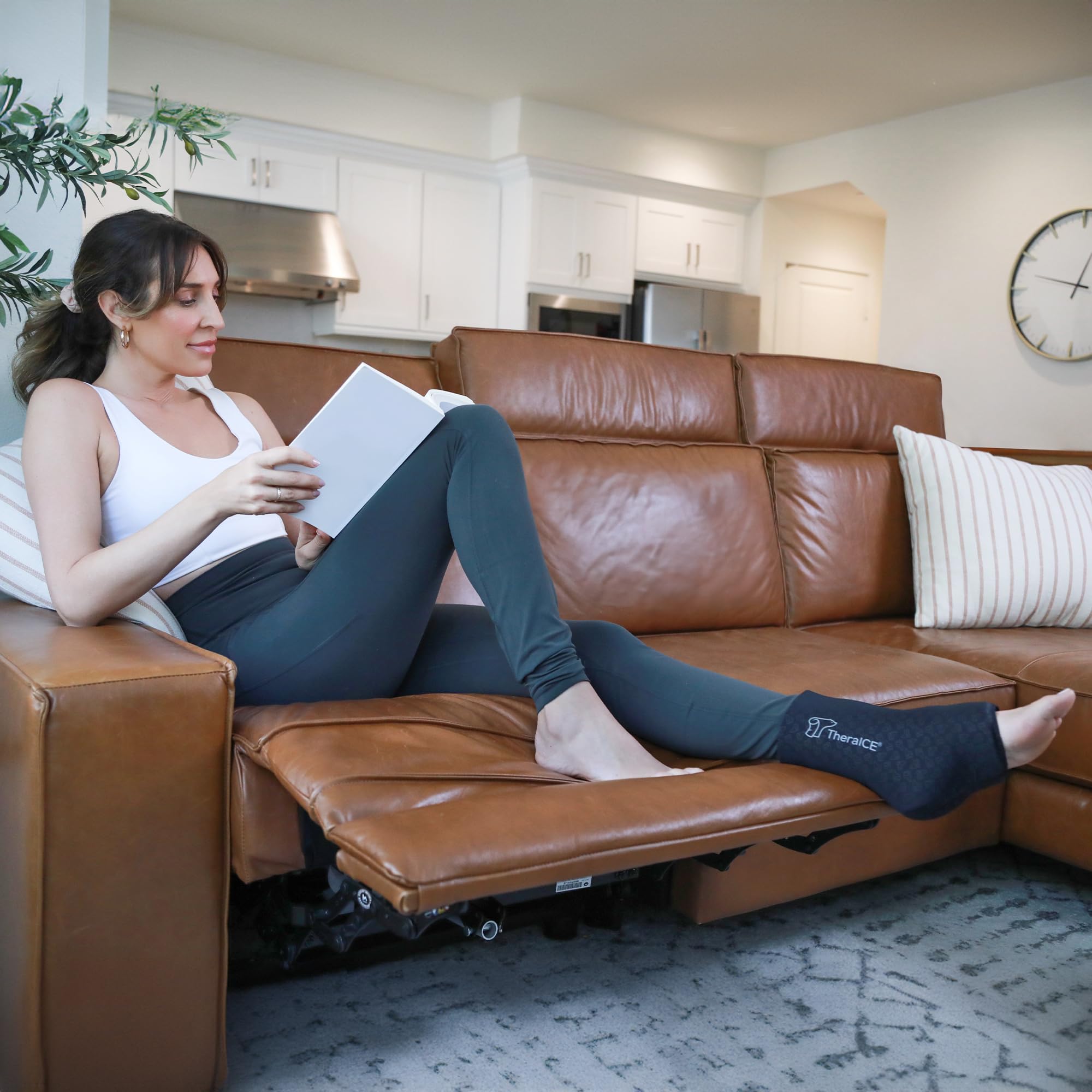 TheraICE tobillo uso diario compatible con zapatos y calcetines para soporte constante.