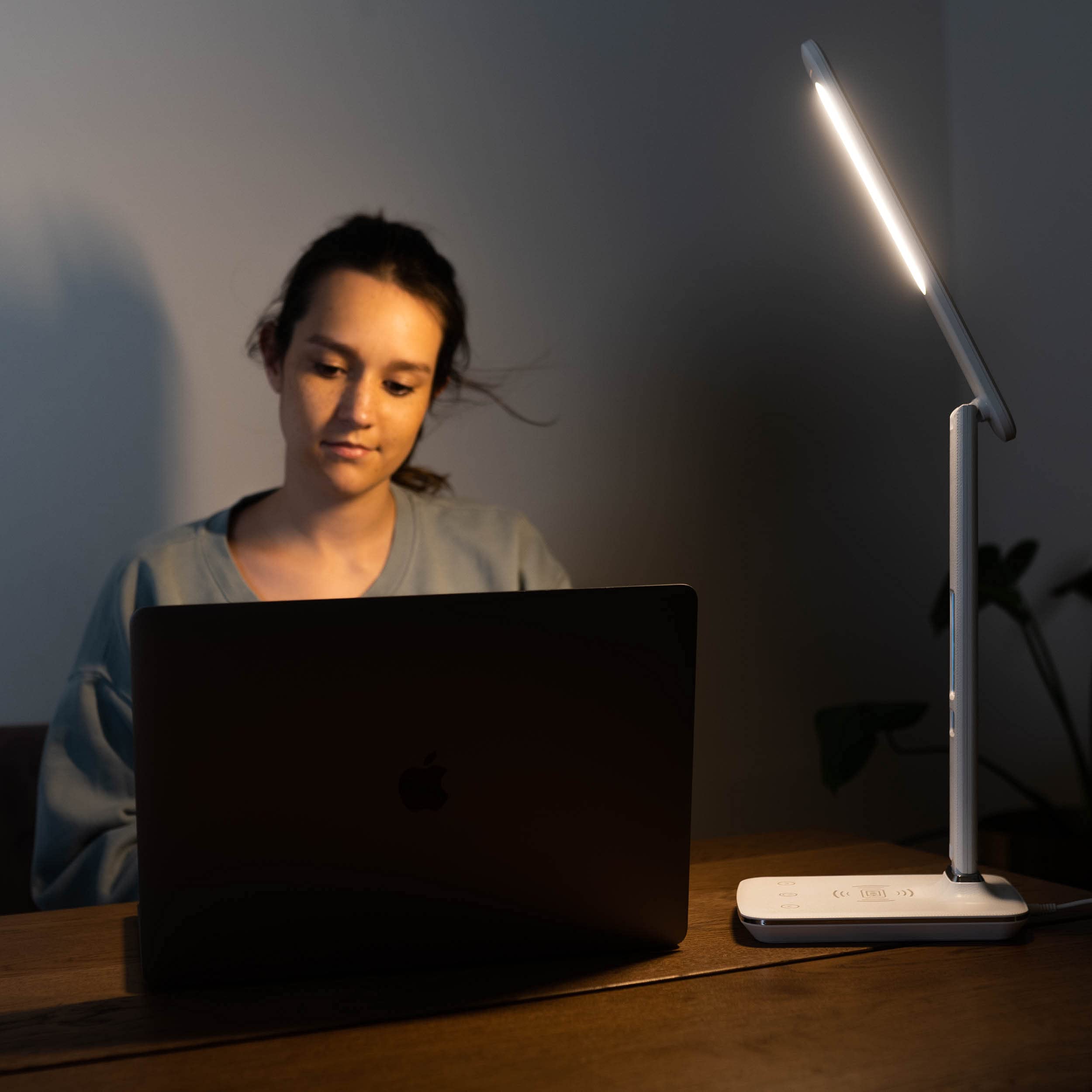 Theralite Carex Radiance, puerto USB para cargar dispositivos mientras ilumina.