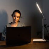 Theralite Carex Radiance, puerto USB para cargar dispositivos mientras ilumina.