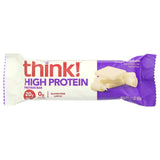 thinkthin barra de proteína chocolate blanco junto a botella, ideal para recarga durante entreno.