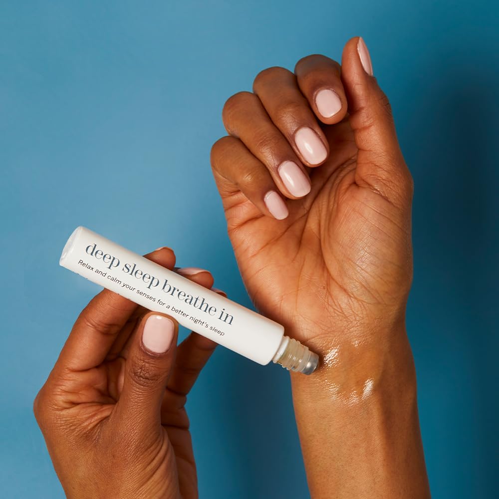 THISWORKS Deep Sleep Roll-On se inhala para aliviar tensiones antes de dormir.