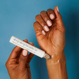 THISWORKS Deep Sleep Roll-On se inhala para aliviar tensiones antes de dormir.