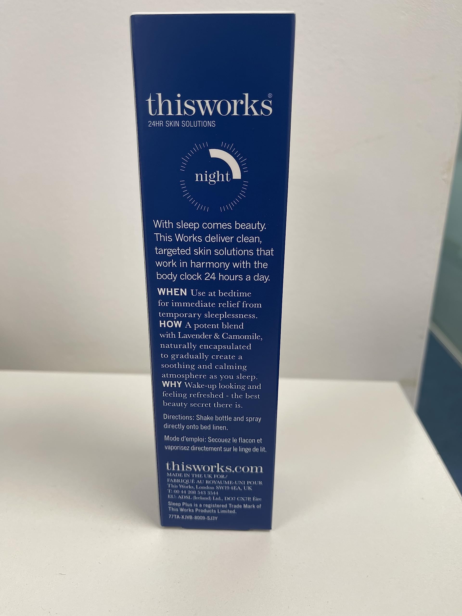 THISWORKS Rocio: botella junto a pijama para rutina de sueño