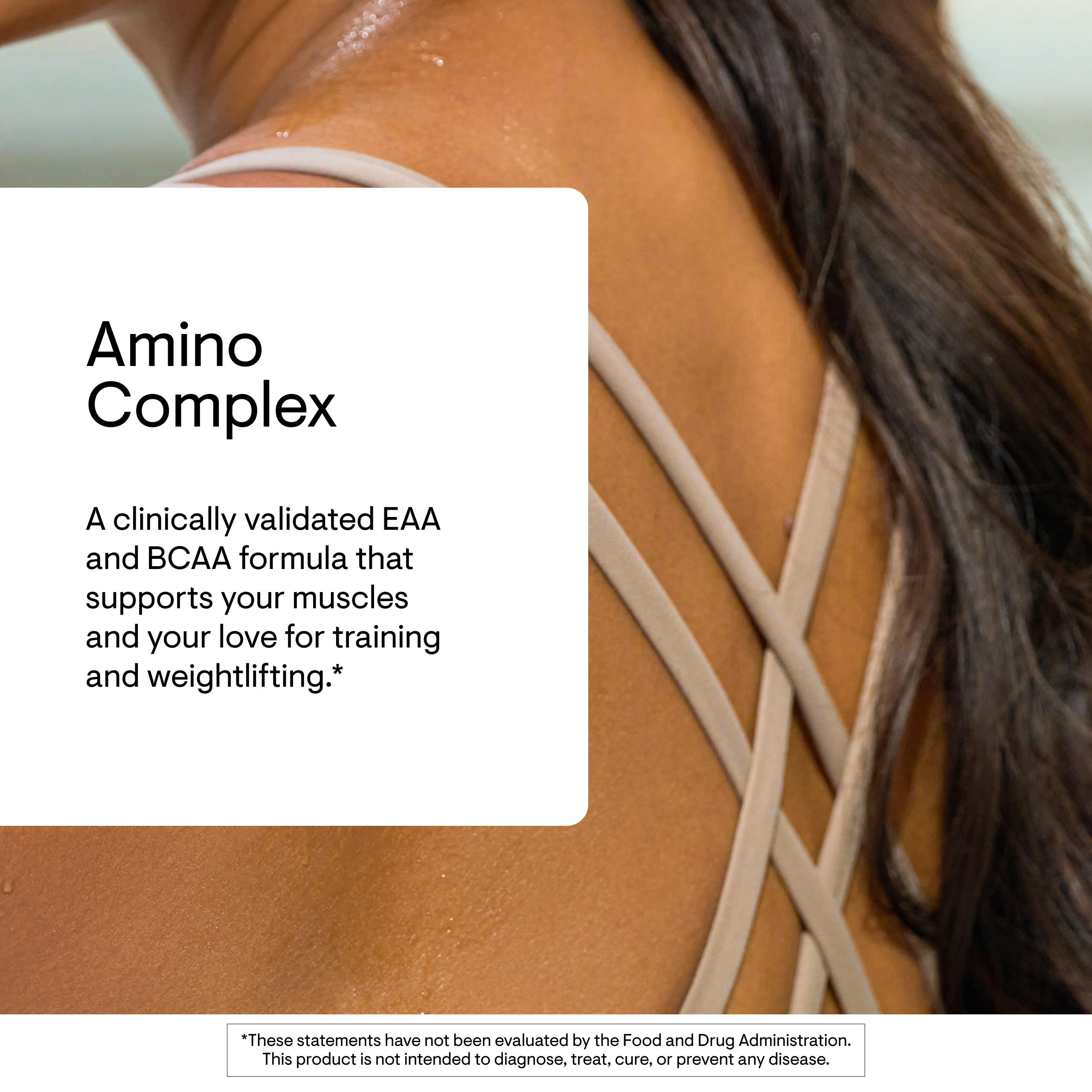 Mezcla de THORNE Amino Complex con agua, sabor natural para entrenamientos fluidos.