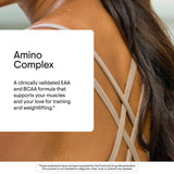 Mezcla de THORNE Amino Complex con agua, sabor natural para entrenamientos fluidos.