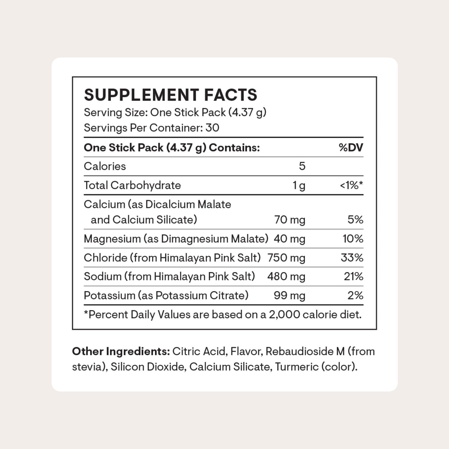THORNE Daily Electrolytes sobre naranja en mano, listo para mezclar en agua