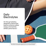 THORNE Daily Electrolytes en vaso, reponiendo electrolitos durante el entrenamiento