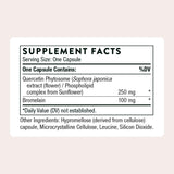 Frasco transparente de THORNE Quercetin Complex mostrando cápsulas fáciles de tomar