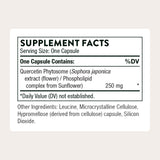Botella de THORNE Quercetin Phytosome en primer plano para uso práctico.