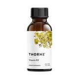 THORNE Vitamina K2 MK4, frasco de líquido, apoya la salud ósea.