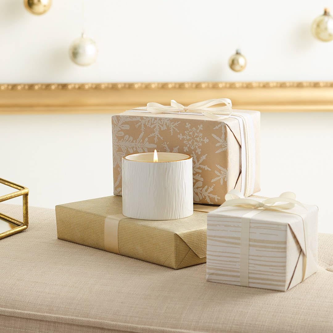 Vela Thymes Frasier Fir con aro de oro de 24 quilates para un toque festivo.