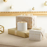 Vela Thymes Frasier Fir con aro de oro de 24 quilates para un toque festivo.