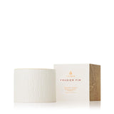 Vela Thymes Frasier Fir en cerámica con vetas de madera para ambiente cálido y elegante.