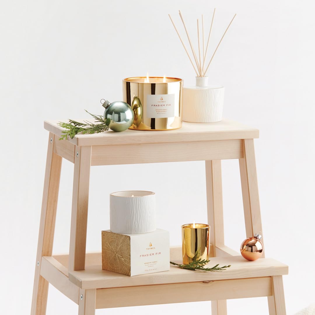 Centro decorativo Thymes, vela Frasier Fir, diseño blanco con textura elegante.