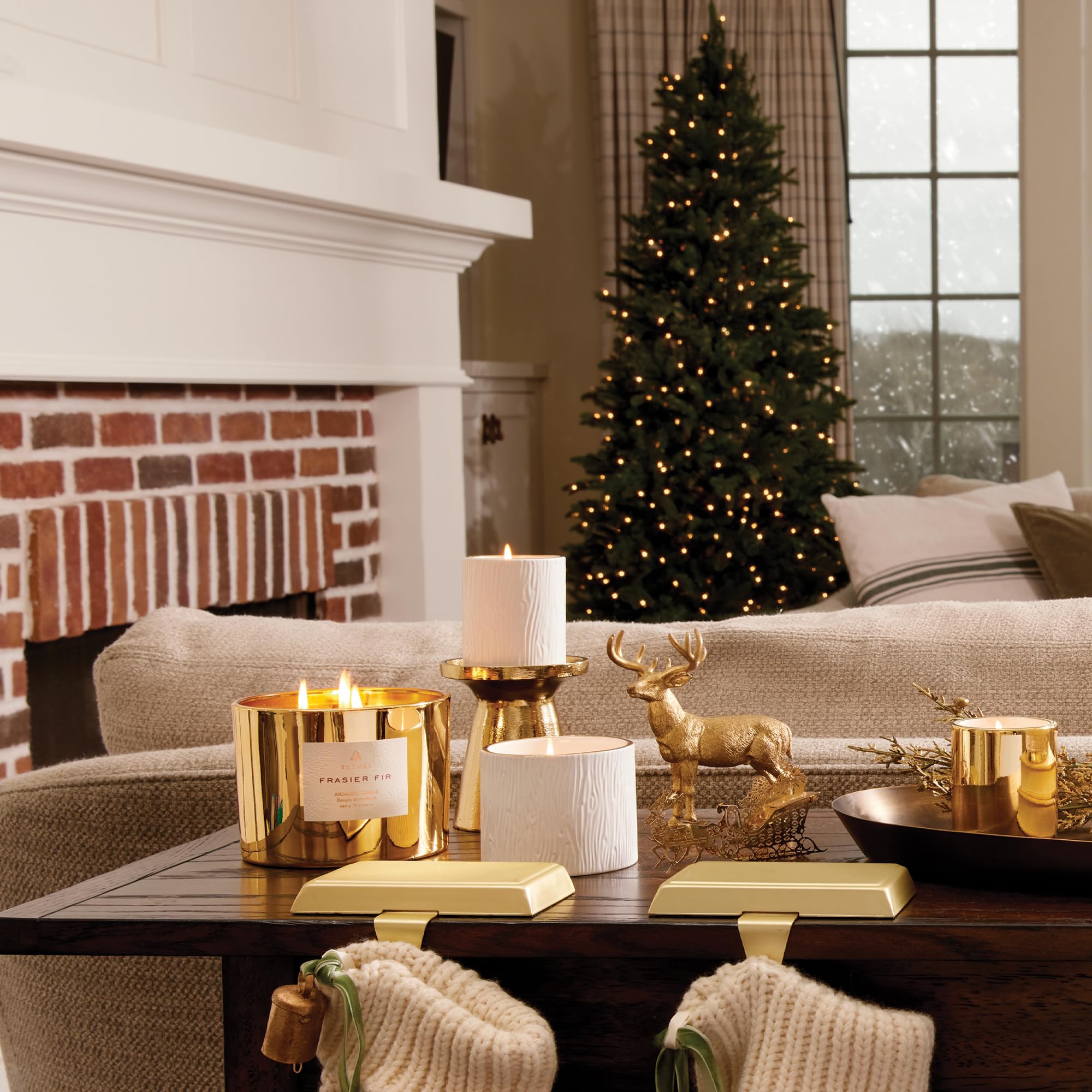 Vela Thymes Frasier Fir con borde dorado 24K, toque elegante para cualquier sala.