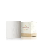 Vela Thymes Frasier Fir en cerámica con grano de madera y borde dorado, crea ambiente cálido.