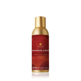 Thymes Simmered Cider: botella vertiendo perfuma habitaciones con calidez.