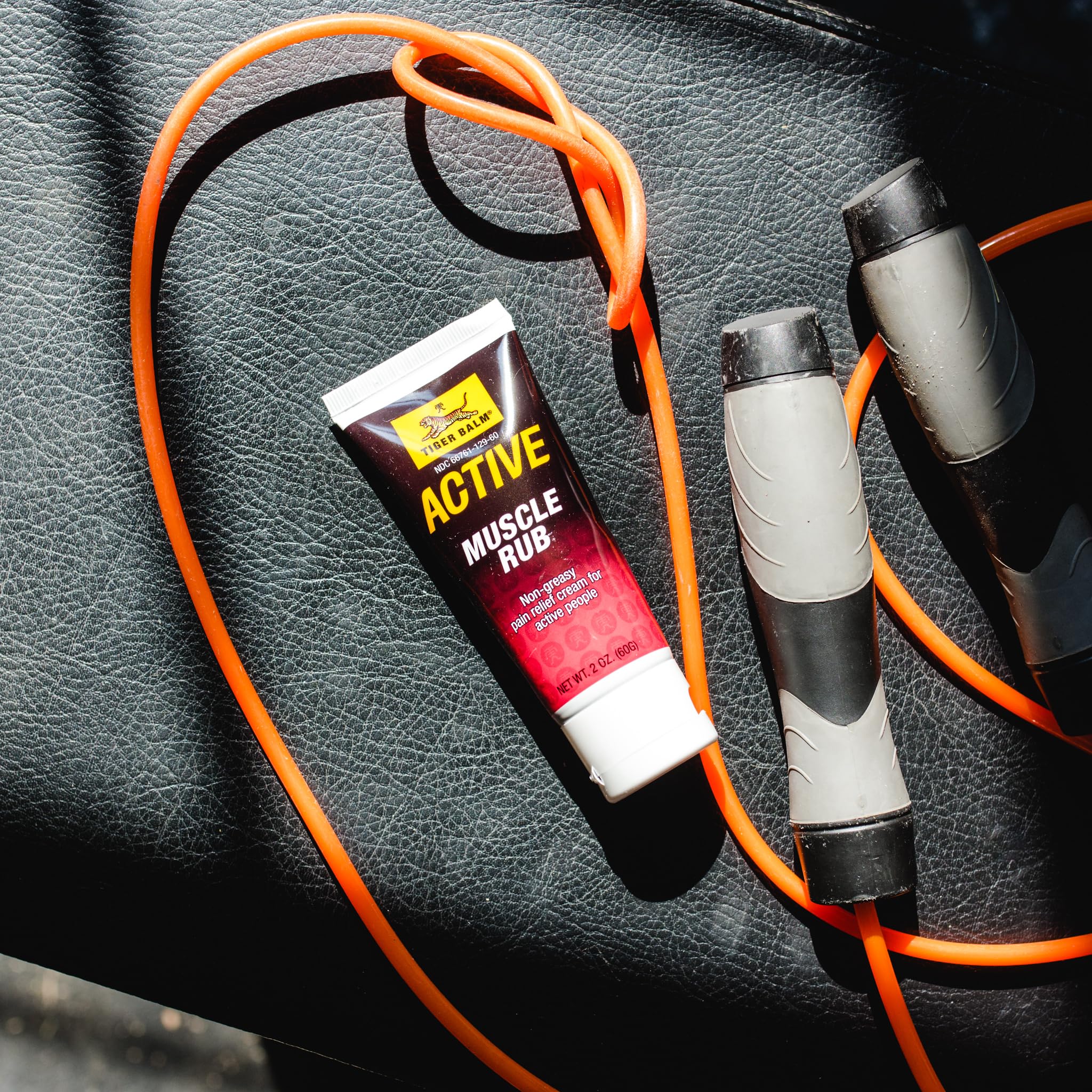 Tiger Balm Muscle Rub: etiqueta clara que destaca absorción rápida.