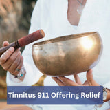 Mano sosteniendo frasco de Tinnitus 911 para uso práctico