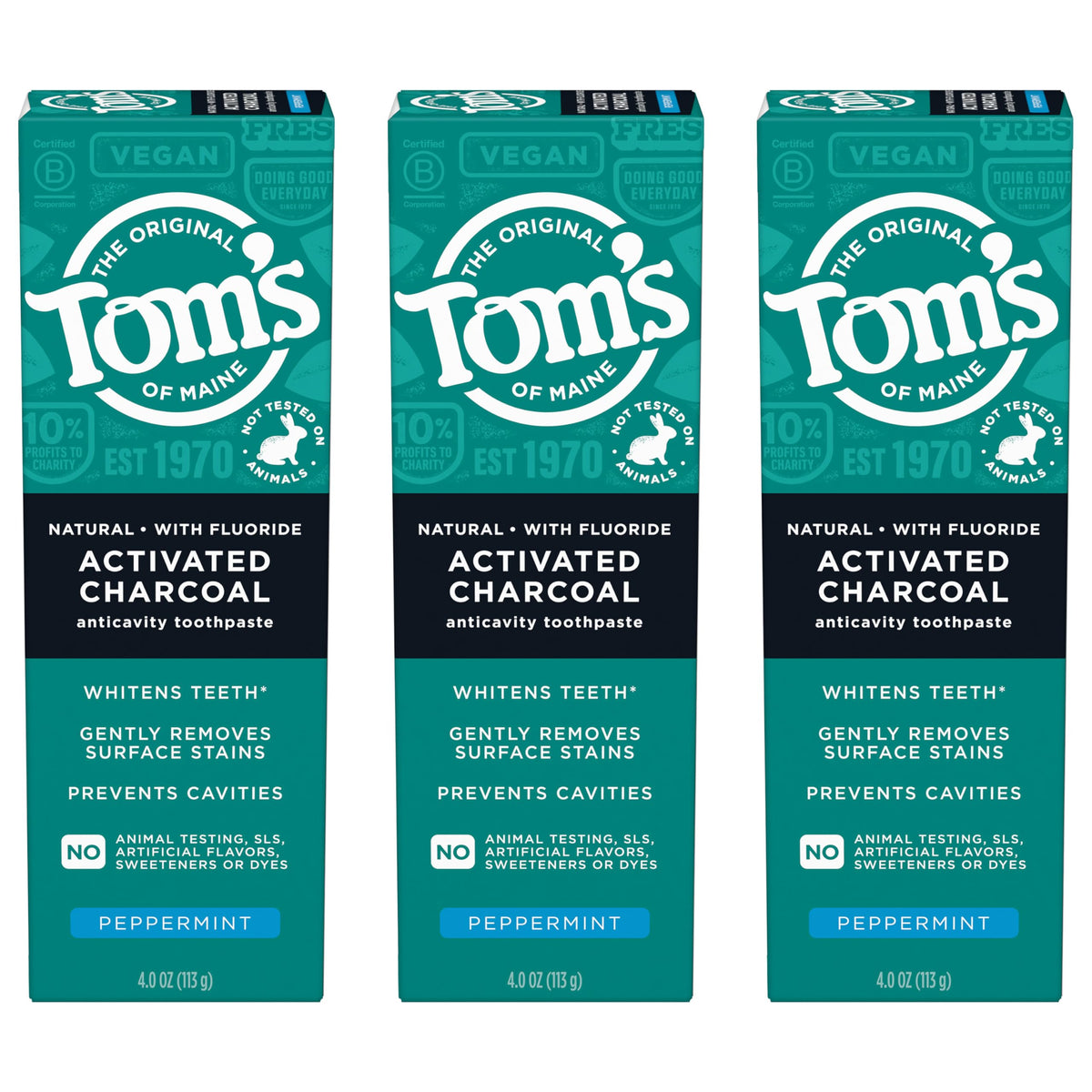 Tom's of Maine frente al paquete con tres tubos de carbón activado mentolado para uso diario.