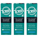 Tom's of Maine frente al paquete con tres tubos de carbón activado mentolado para uso diario.