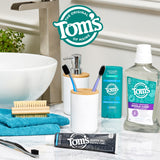 Tom's of Maine tubo de pasta dental mentolada preparado para uso.