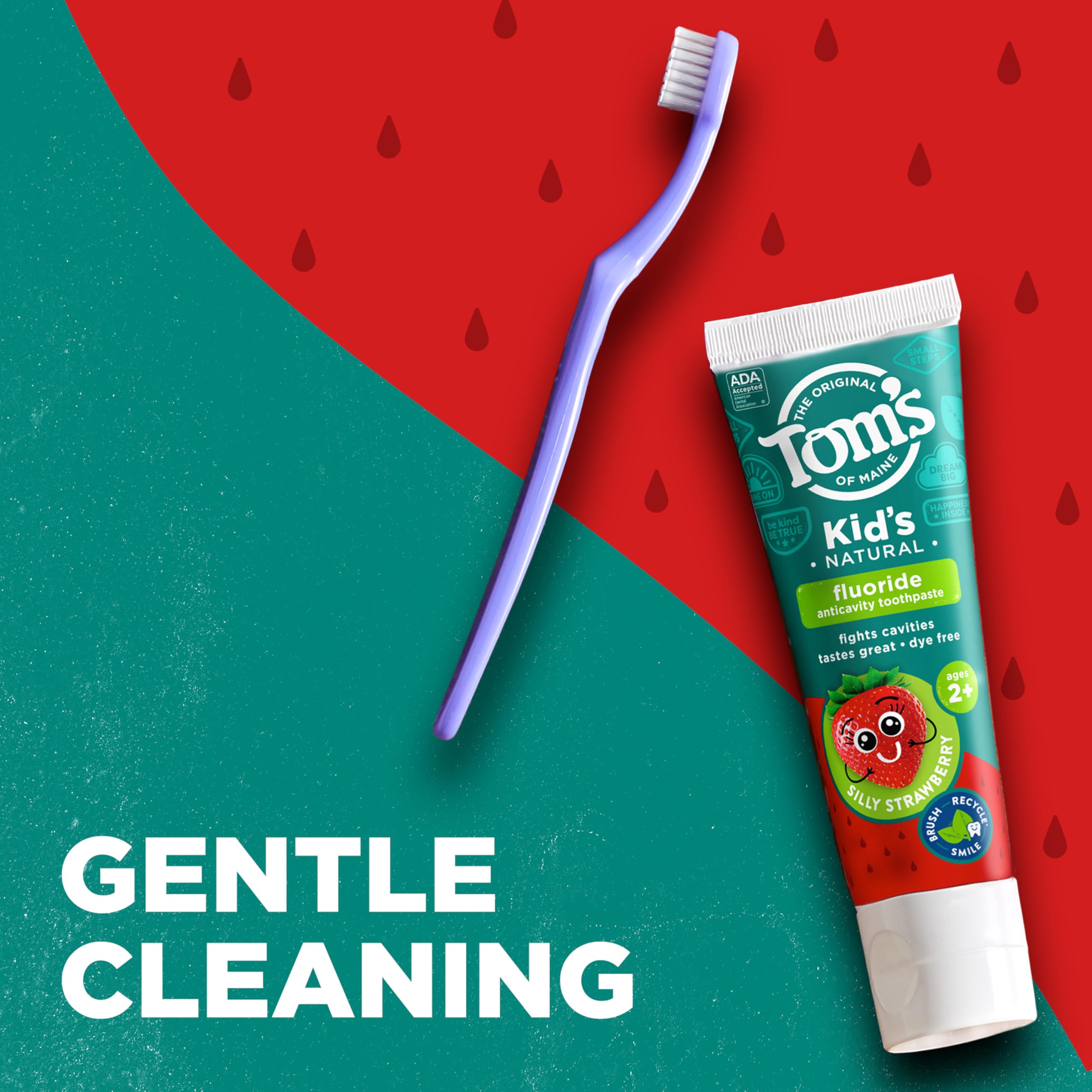 Niño cepillándose los dientes con Tom's of Maine sabor fresa.