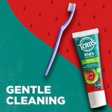 Niño cepillándose los dientes con Tom's of Maine sabor fresa.