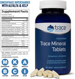 Tabletas Trace Minerals en mano muestran tamaño compacto para rutina diaria.