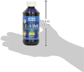 Niño sosteniendo la botella de Trace Minerals multivitamínico