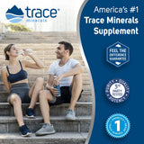 Vaso con agua y gotas de Trace Minerals Optimal-pH, hidratación posible.