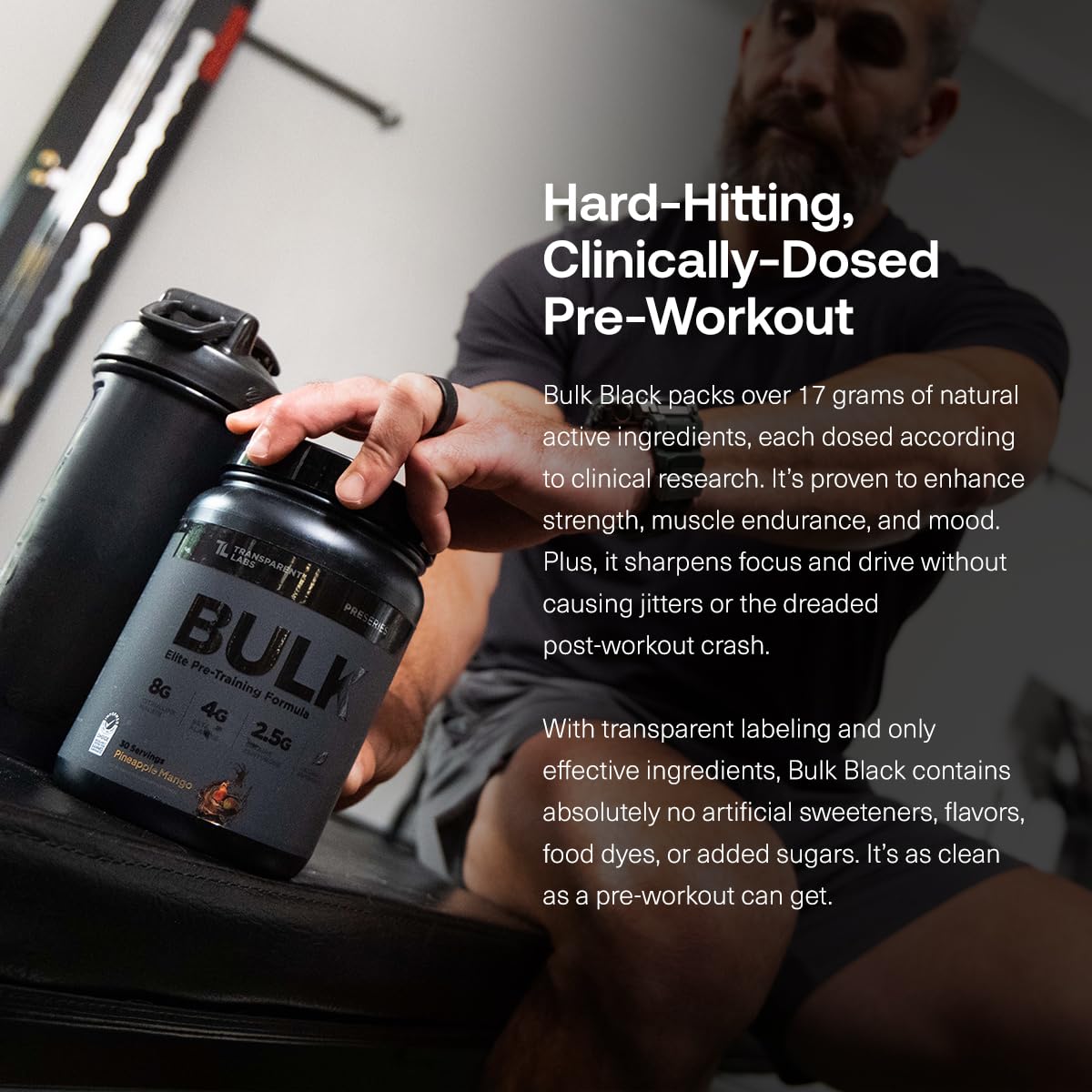 Transparent Labs Bulk Black Preentrenamiento, polvo en mano para mezclar rápidamente.