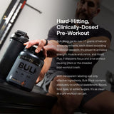 Transparent Labs Bulk Black Preentrenamiento, polvo en mano para mezclar rápidamente.