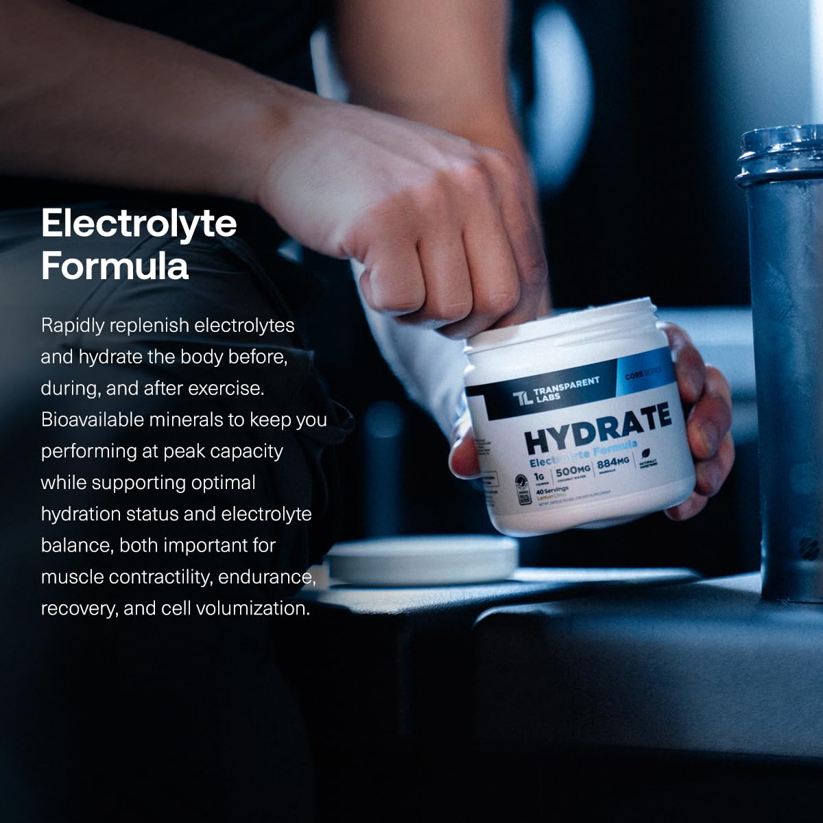Vaso con solución de Transparent Labs Hydrate durante el entrenamiento