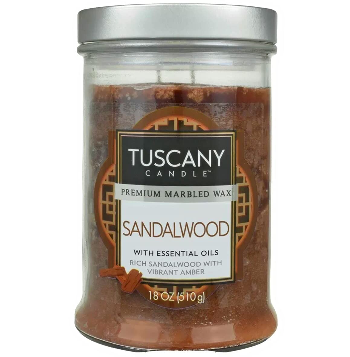 Vela Tuscany Sándalo de 18 oz visible en tarro de cristal, aroma cálido.